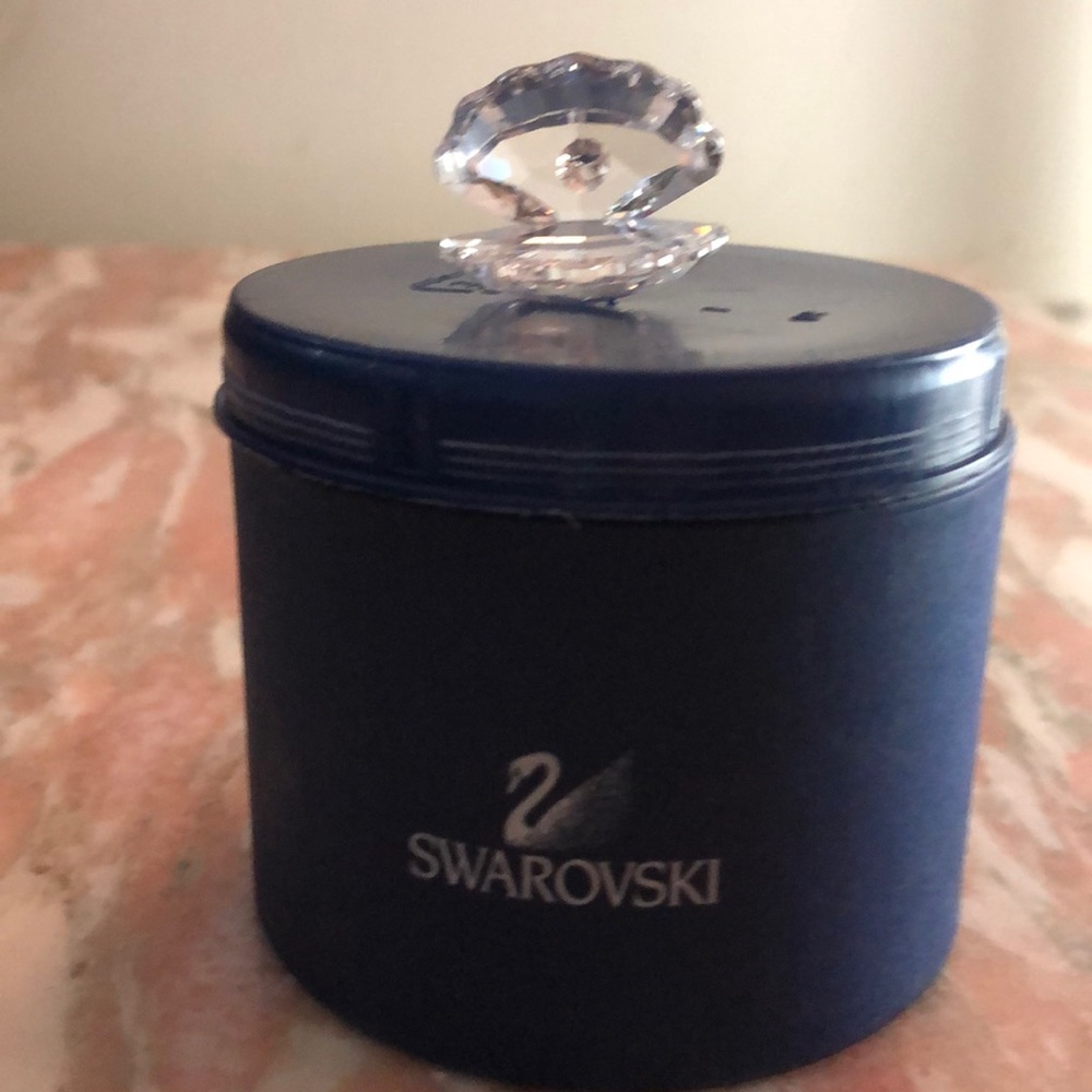 Swarovski crystal clam shell with crystal pearl